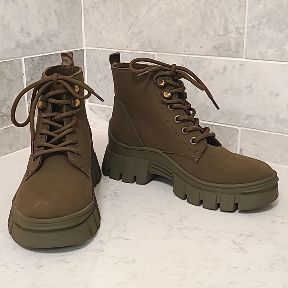 Guess Lug sole canvas boot olive green size 6.5